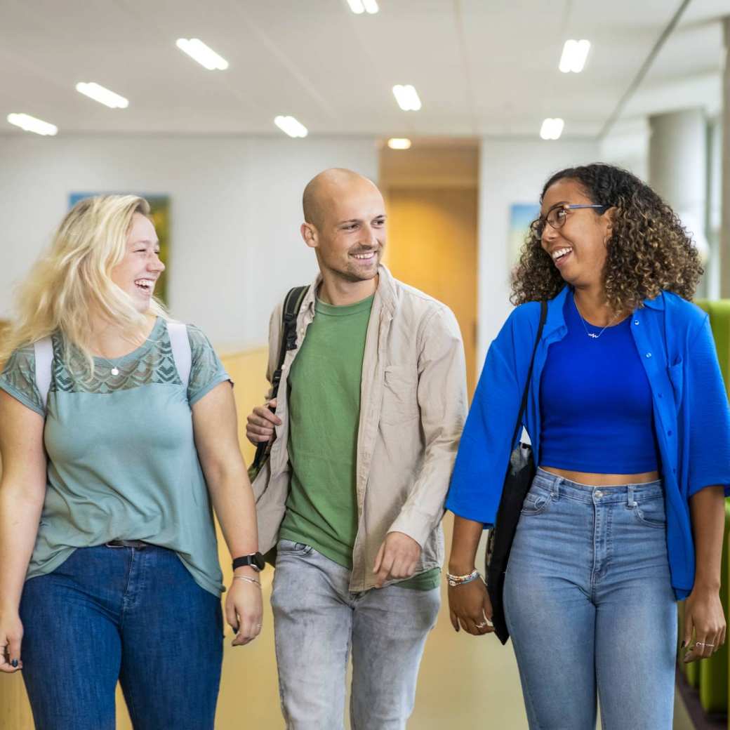 HAN studenten maken aantekeningen en luisteren tegelijkertijd naar de docent die voor de klas staat.