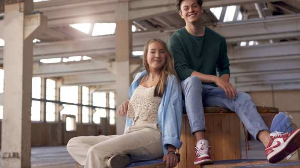 studenten in een oud industrieel pand