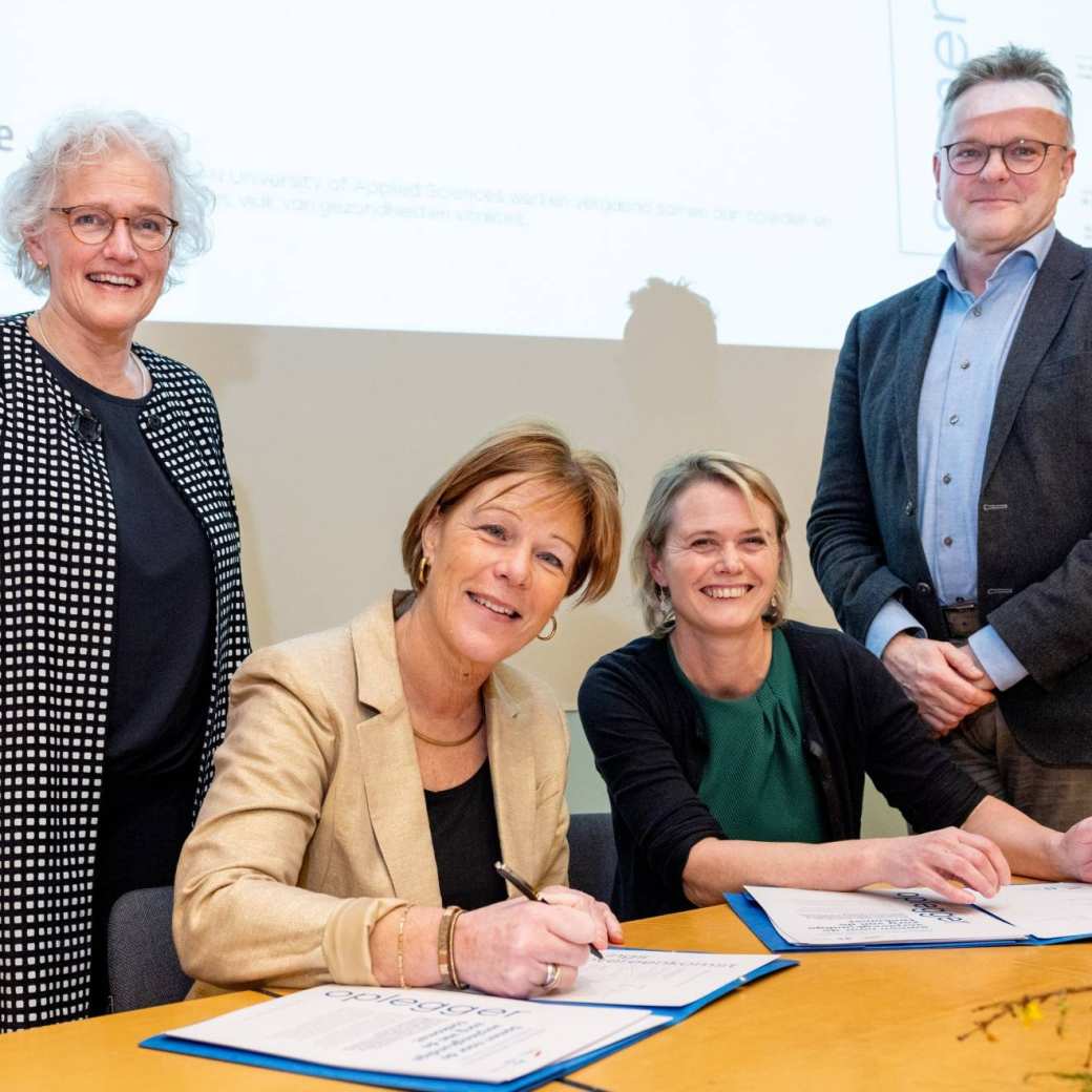 Yvonne de Haan, Christine de Vries, Gerjanne ter Beest en Hans Schoo ondertekenen de samenwerkingsovereenkomst tussen de HAN en Rijnstate.