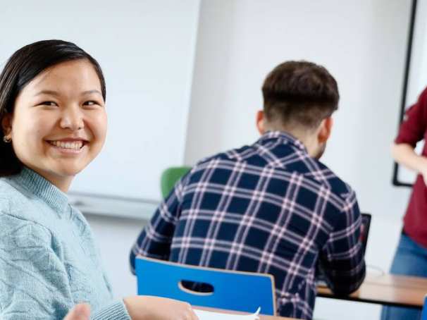 Docent voor een klas lachende studenten