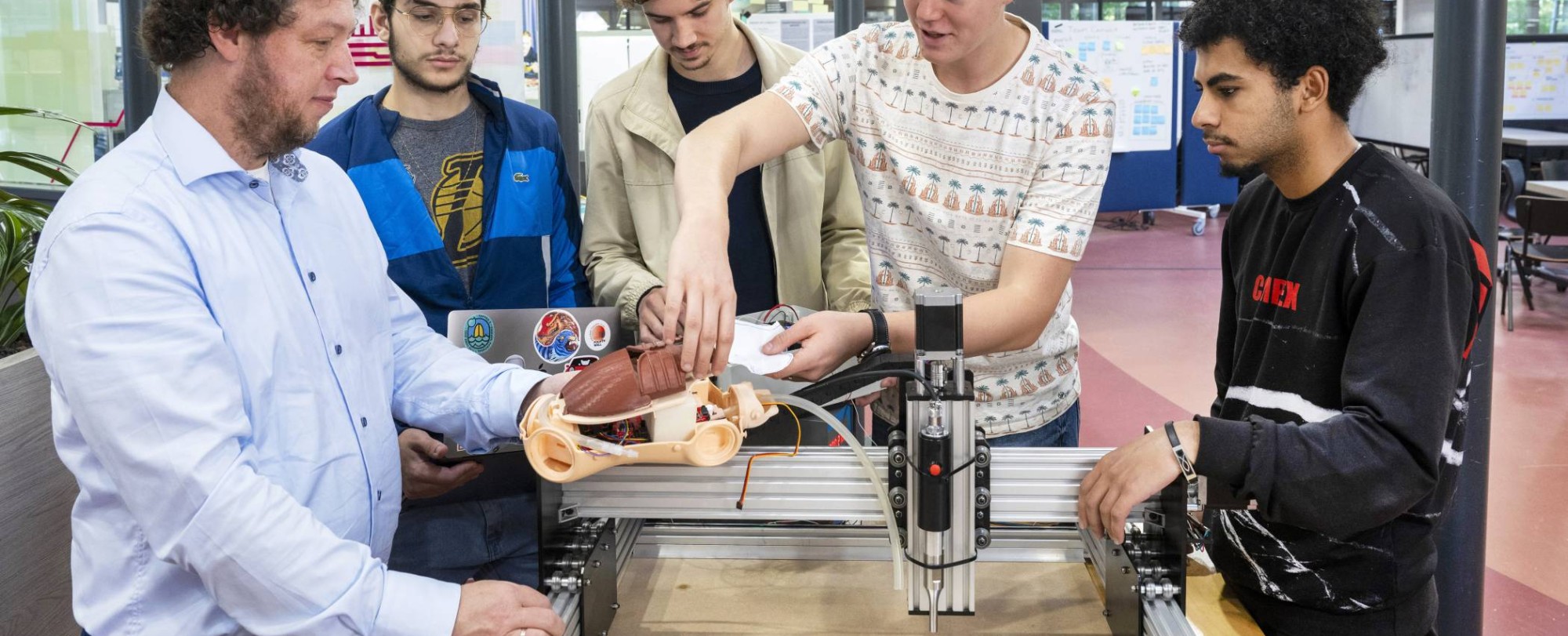 Alessandro, Johan, Marijn, Omr en Yannick ontwerpen een machine voor longen van een reanimatiebabypop.