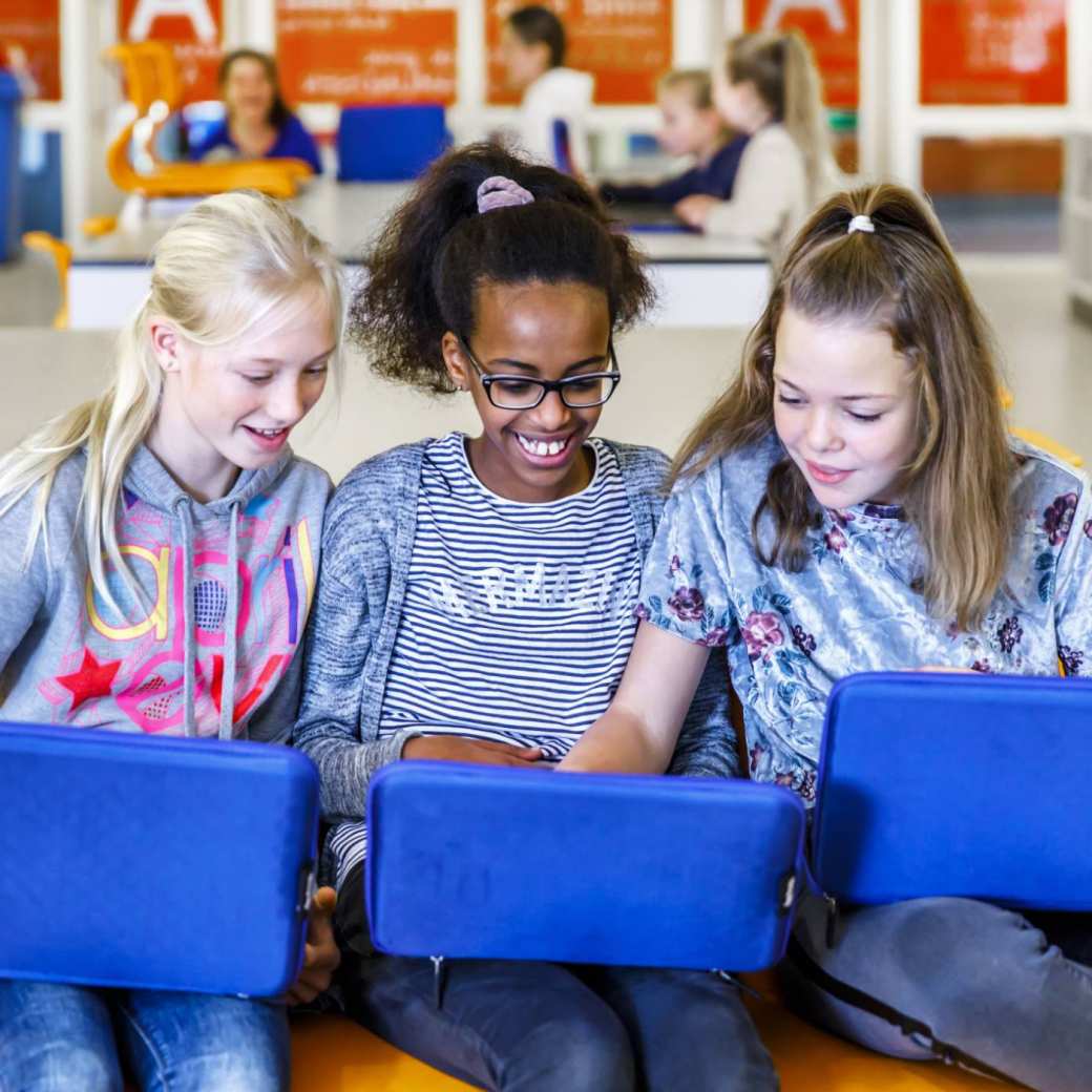Twee studenten overleggen met laptop