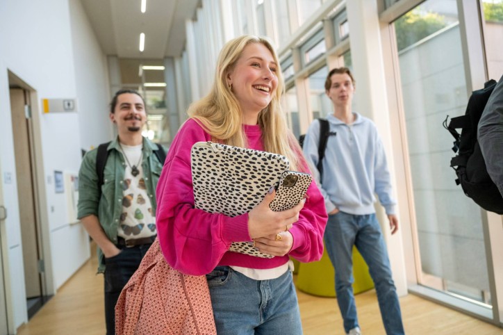 student loopt door gang