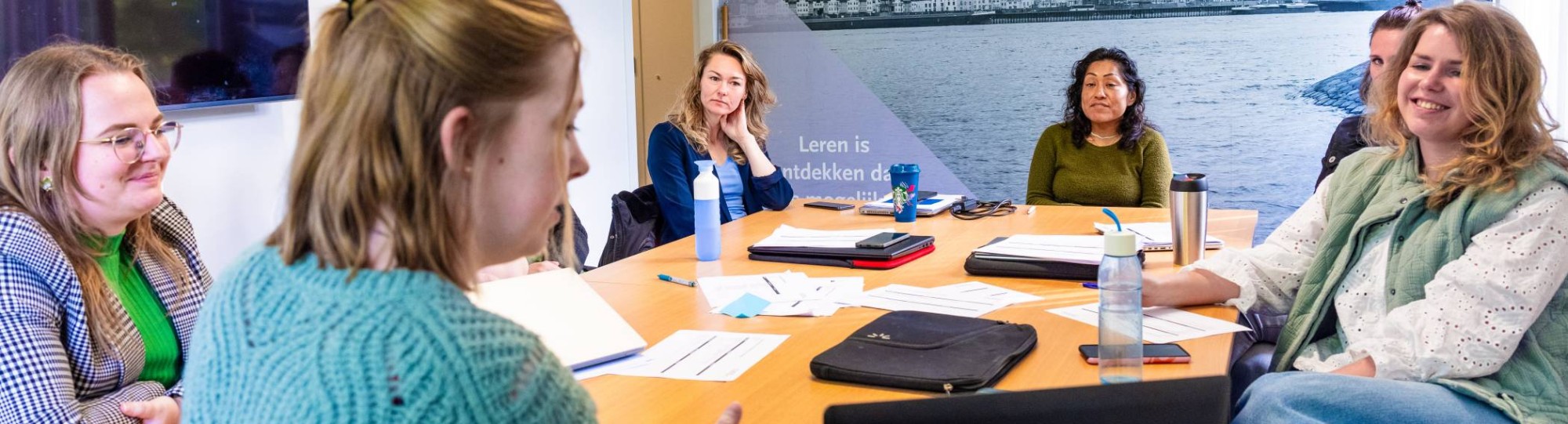 Vrouw legt casus uit. Groene trui aan. Locatie Groenewoudseweg. opleiding maag-, darm-, leververpleegkundige.