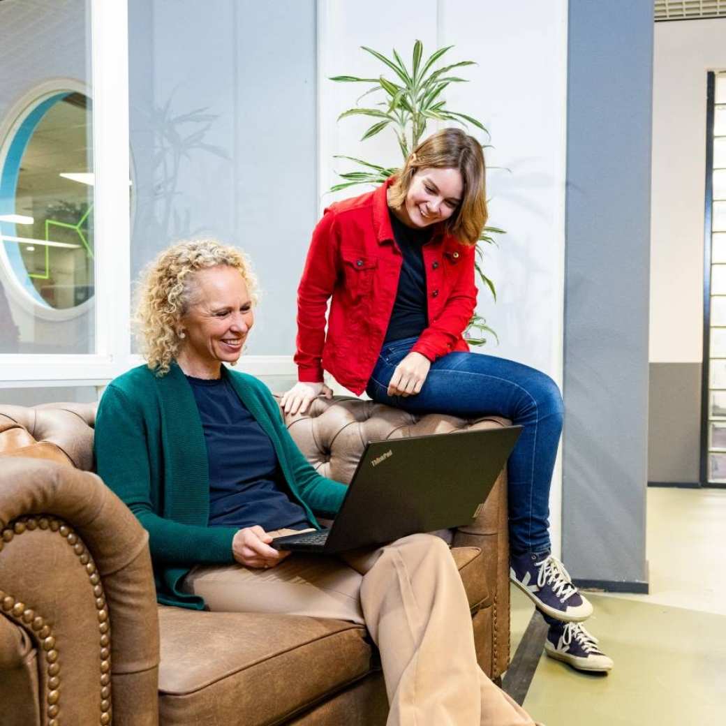 Twee medewerkers van HAN Employment in gesprek met elkaar.