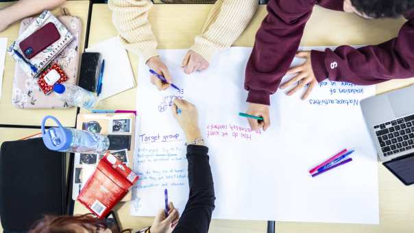 Studenten Social Work zijn creatief bezig met papier.