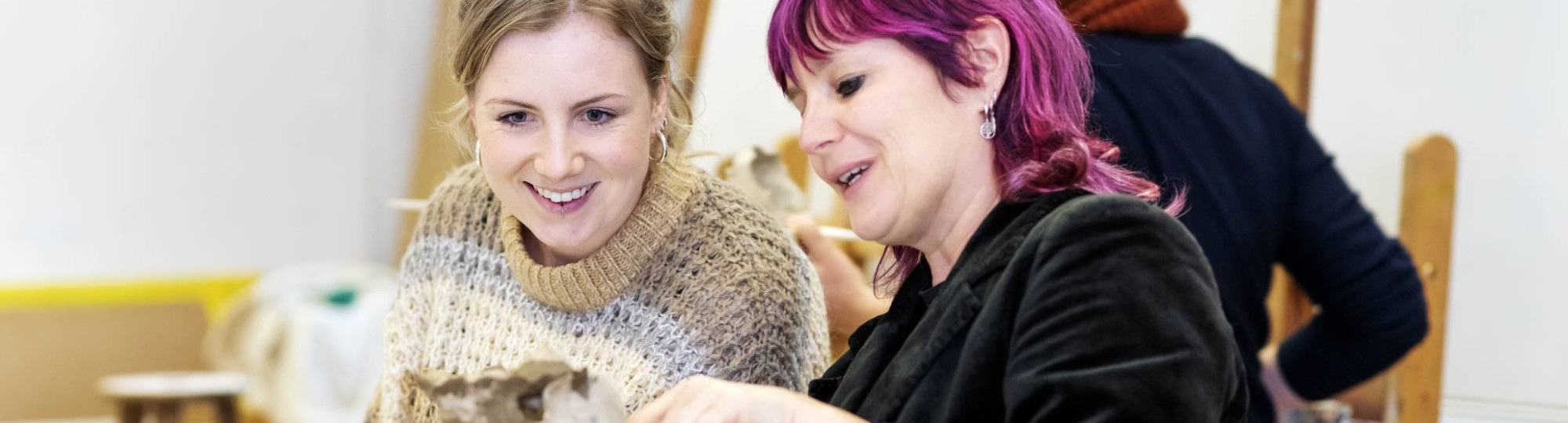 Studenten Master Vaktherapie – Beeldende Therapie – tijdens boetseren.