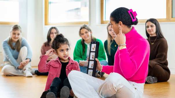 Logopedist doet spraakoefening met kind