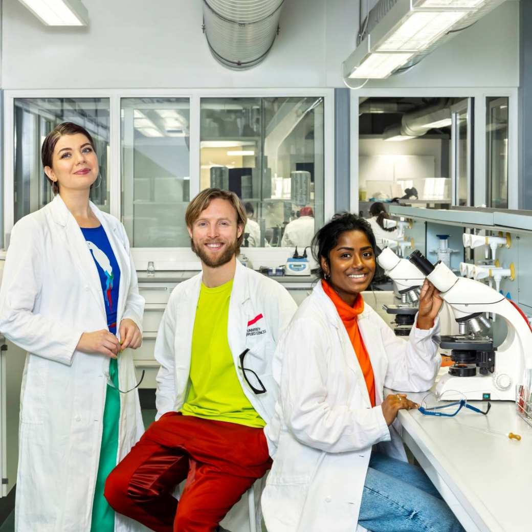 Deeltijdstudenten werken samen in een laboratorium op de HAN.