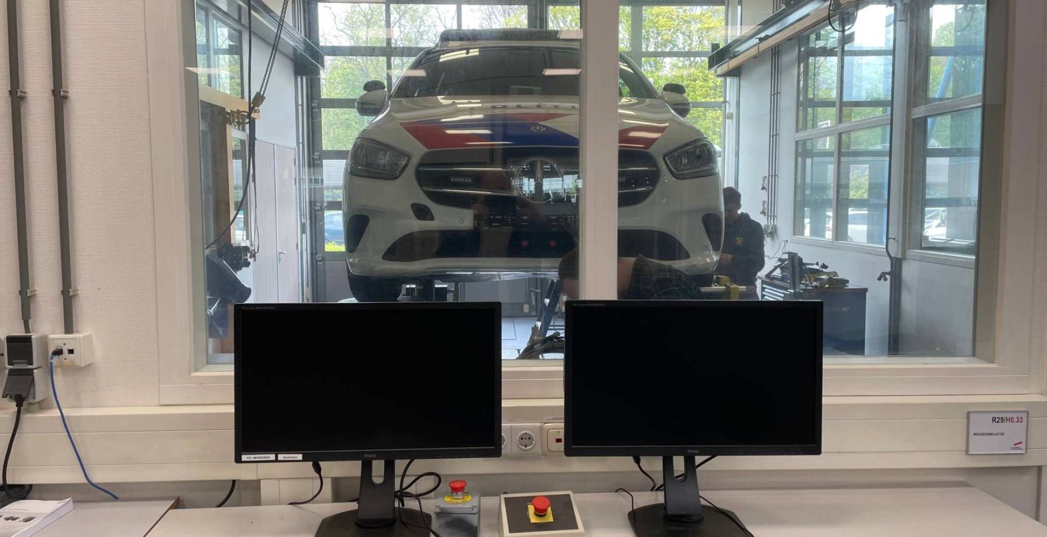 Wegdeksimulator test met een politieauto in het lab van de HAN Academie Engineering en Automotive