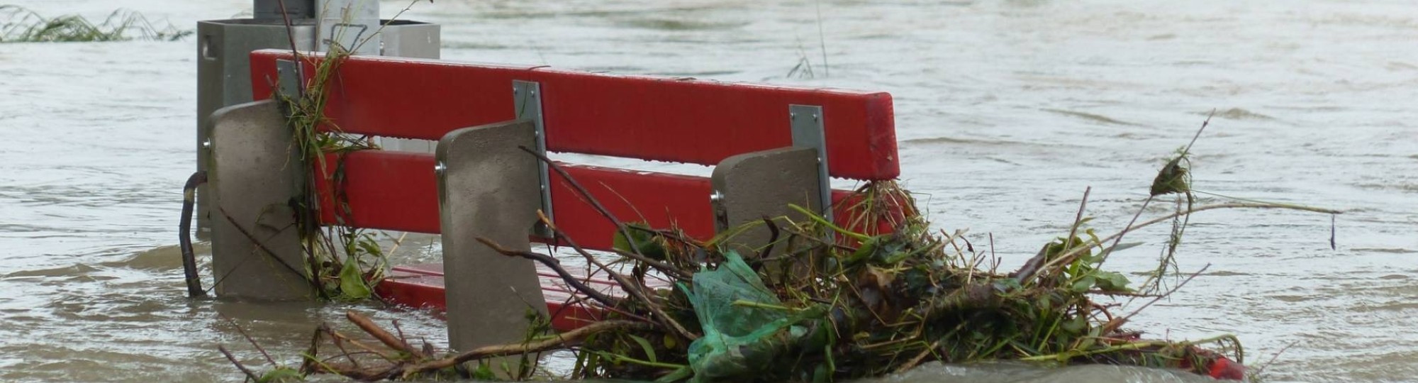 een bankje dat last heeft van een overstroming.
