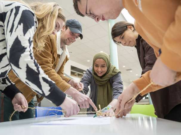 Studenten en docent spelen een stiftspel