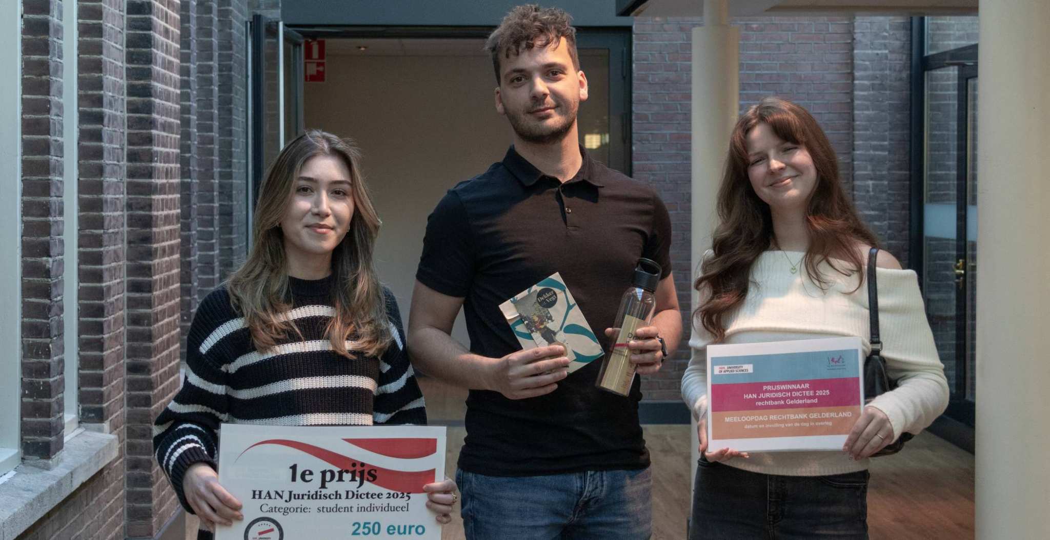 Winnaars Elif, Laura en Marnix van het Juridisch Dictee 2025