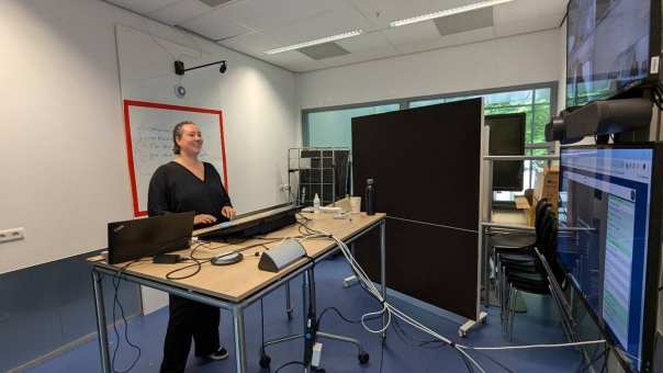 Docent geeft les in een nieuw virtual classroom bij ISW. 