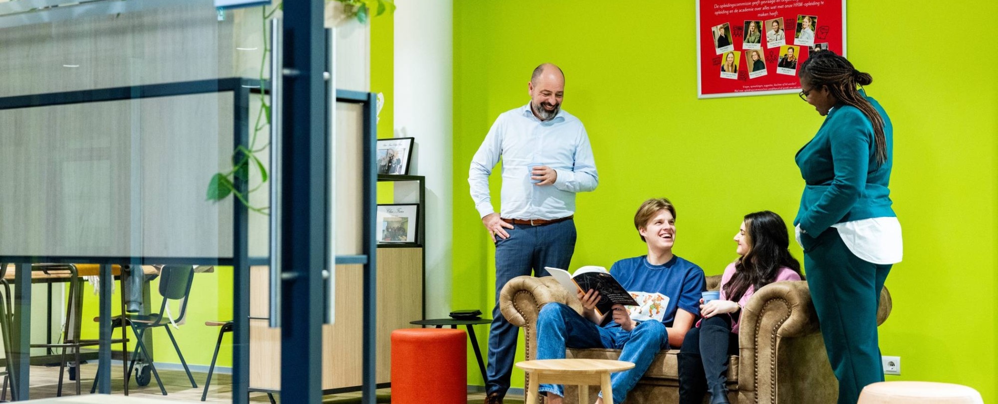 Studenten en docenten van Human Resource Management (HRM) in gesprek in de studio