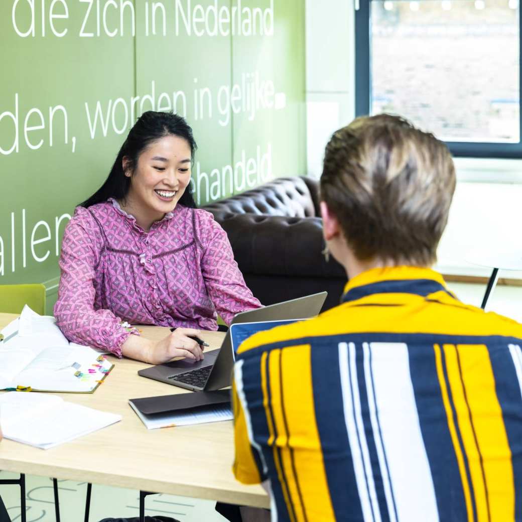 2 rechtenstudenten in de rechtzaal.