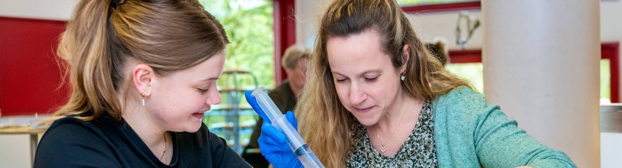 Omscholer naar verpleegkunde maakt wond schoon bij medestudent.