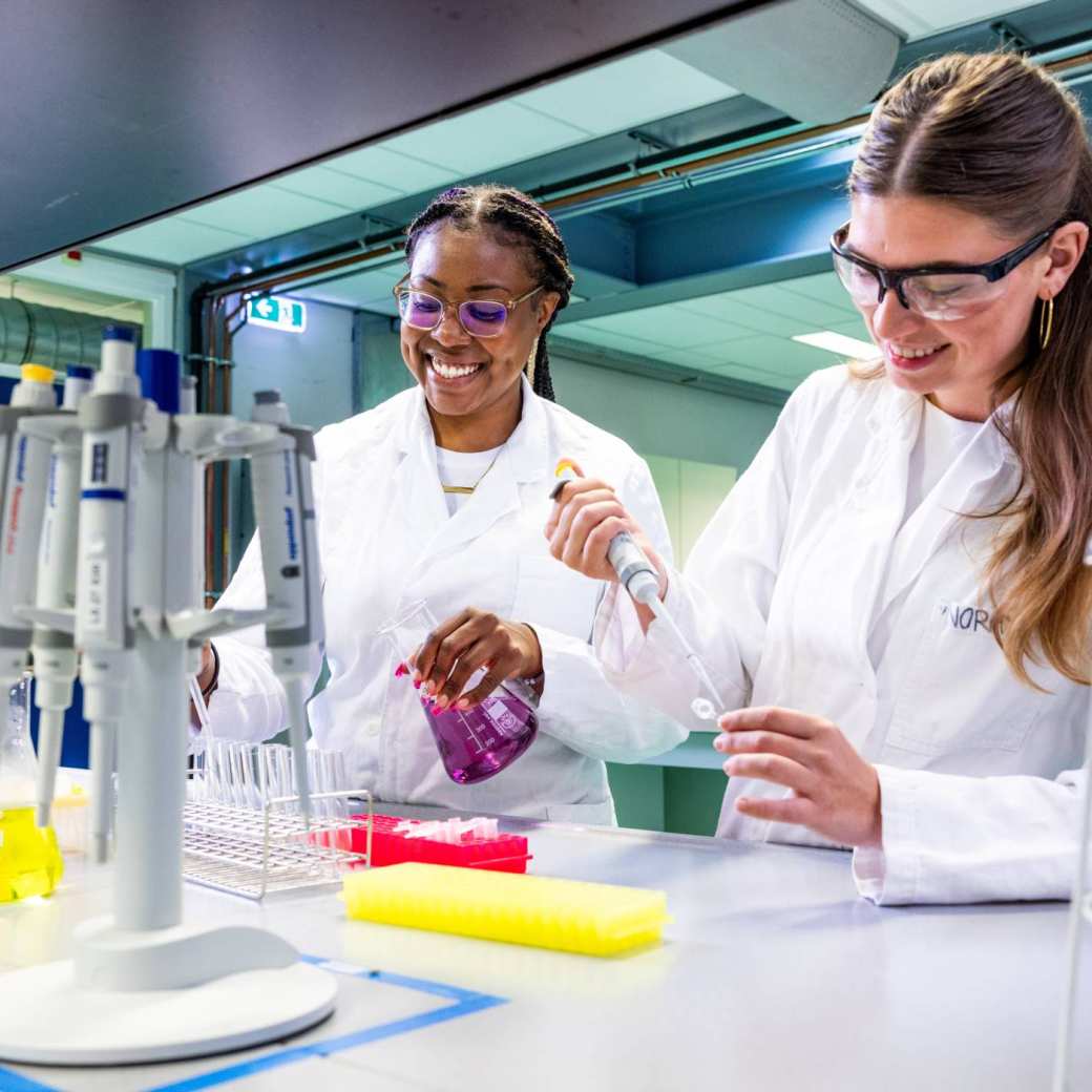 studenten met een pipet aan het werk in een bml lab