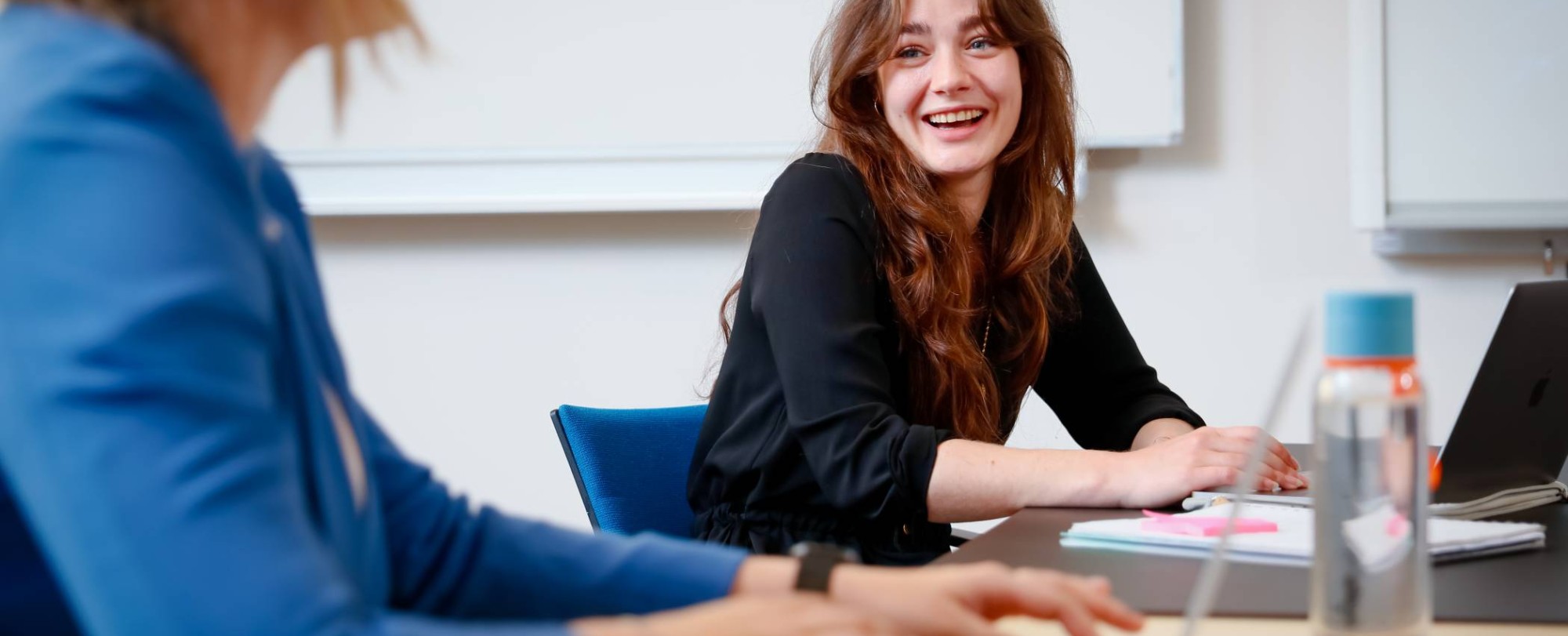 student vrouw luisteren