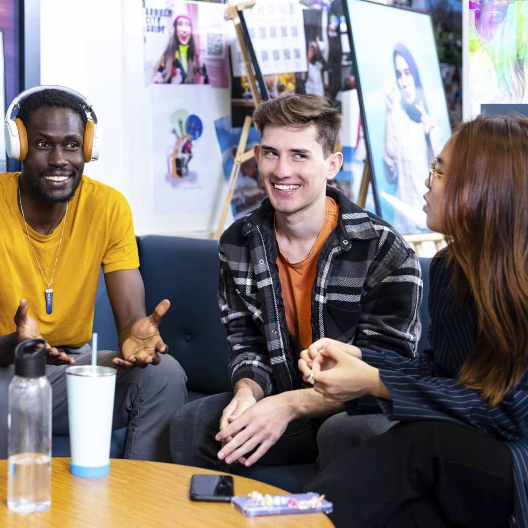 Studenten in de Base Camp in gesprek met elkaar