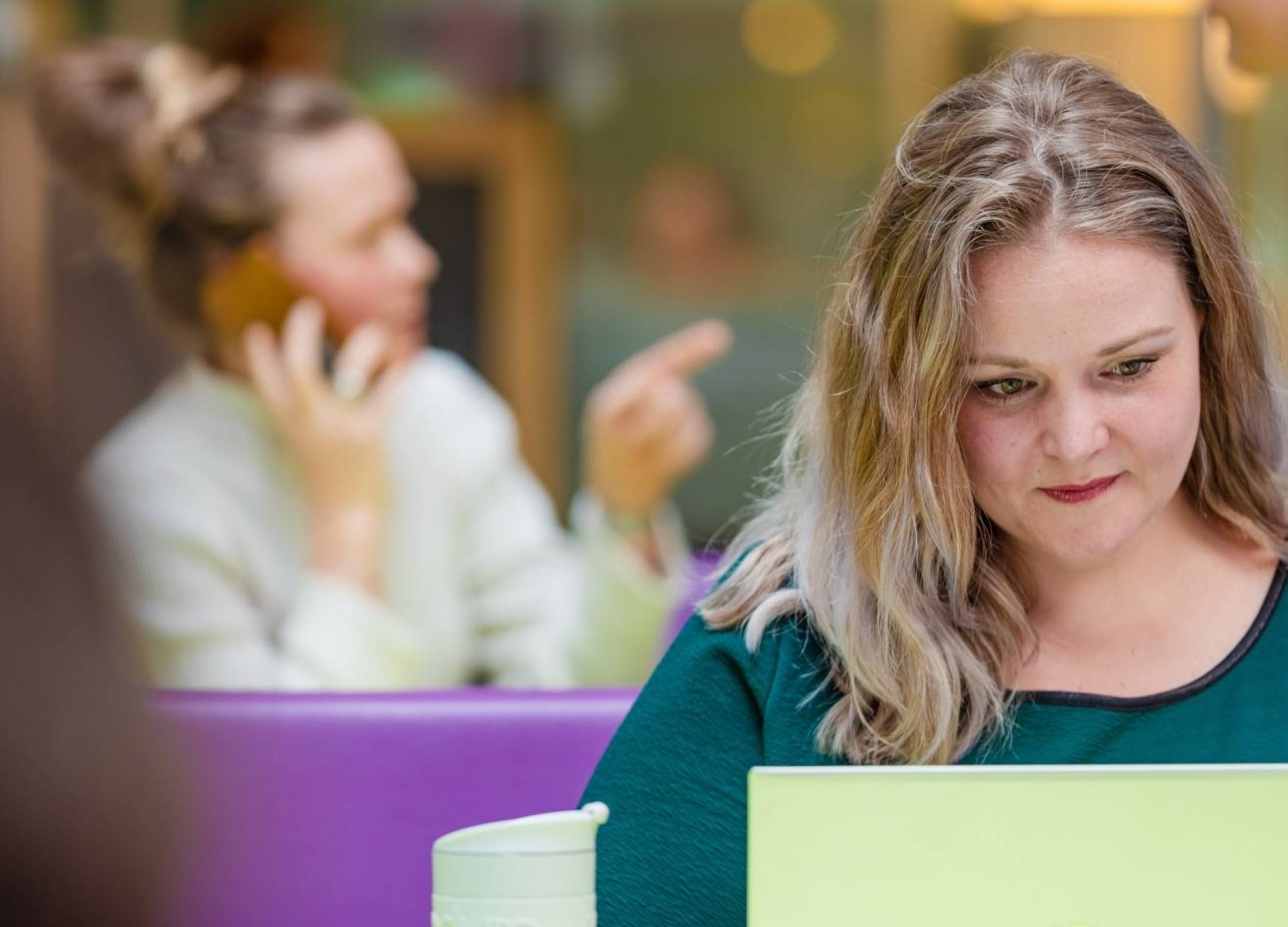 deelnemer van de opleiding HRM-deeltijd op haar laptop op de HAN