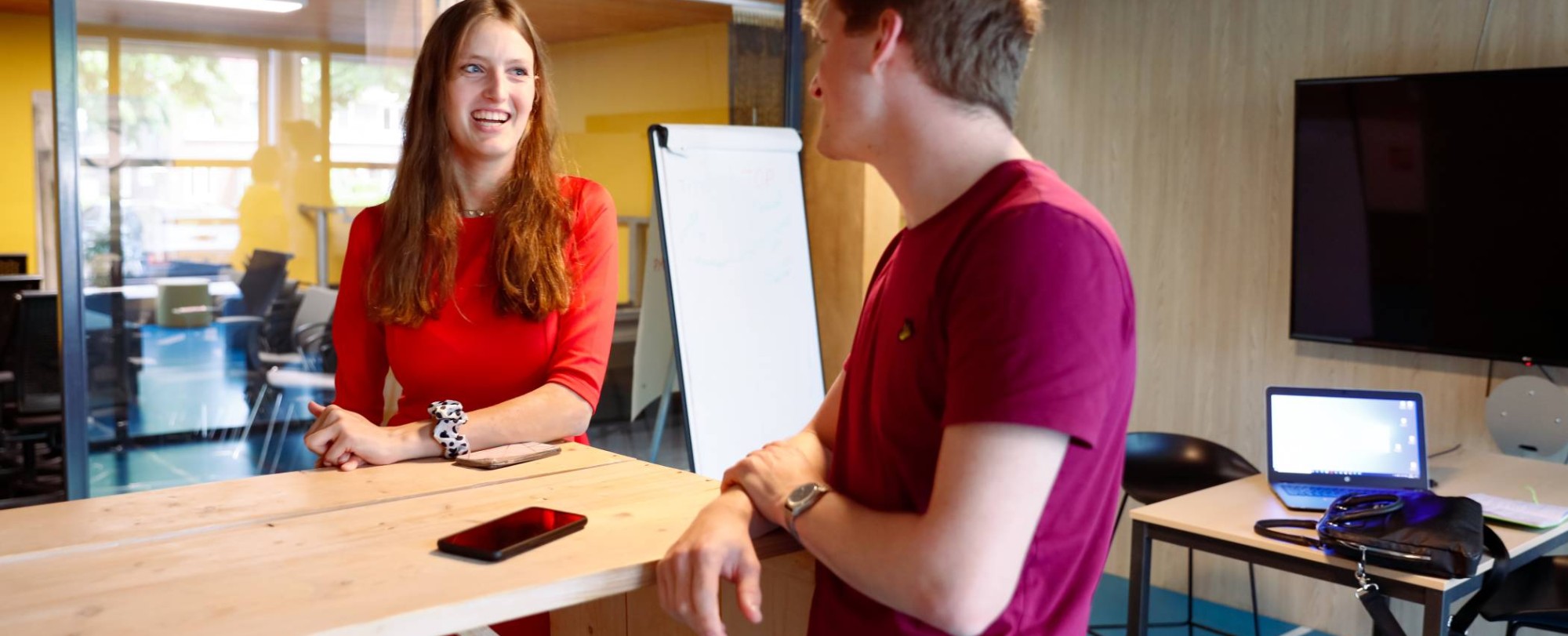 Cursist Duits in gesprek met een taalcoach van de HAN.