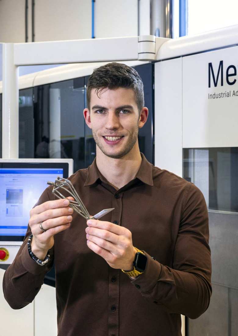 HAN Werktuigbouwkunde Student Dennis Visbeek ontwerpt tijdens zijn afstudeerproject nieuwe machineonderdelen voor Royal Kaak Food Processing Systems.