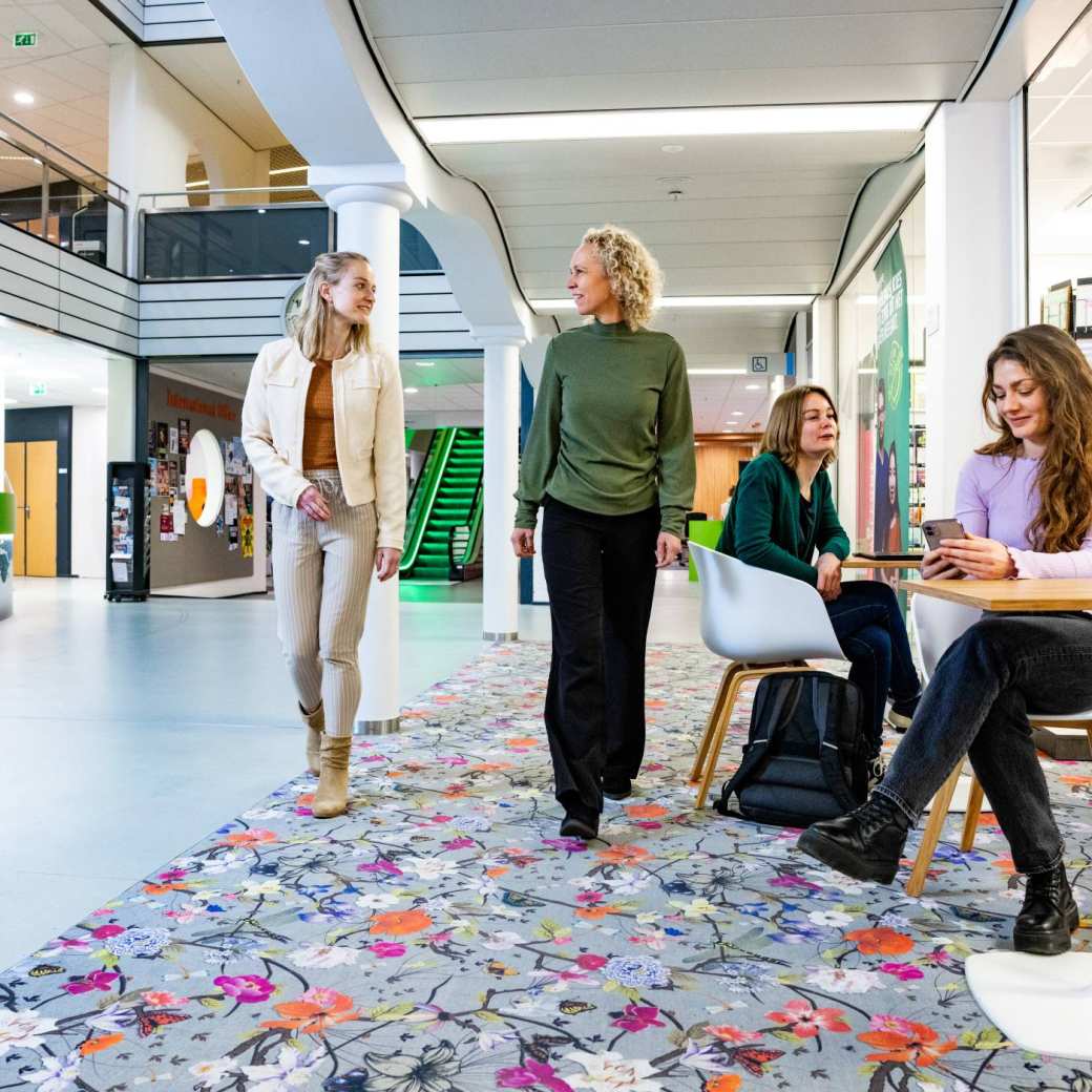 deeltijd studenten op de campus in Arnhem