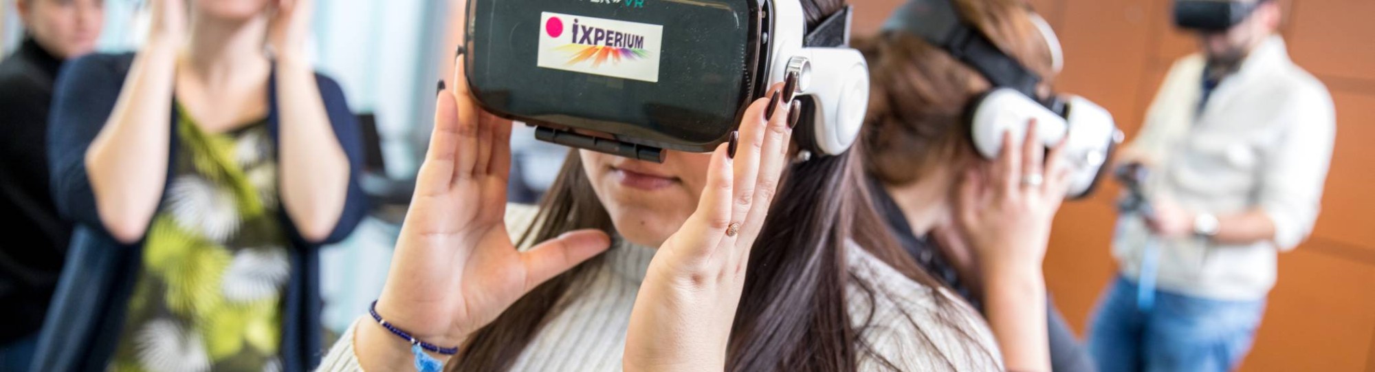 studenten met VR-bril op