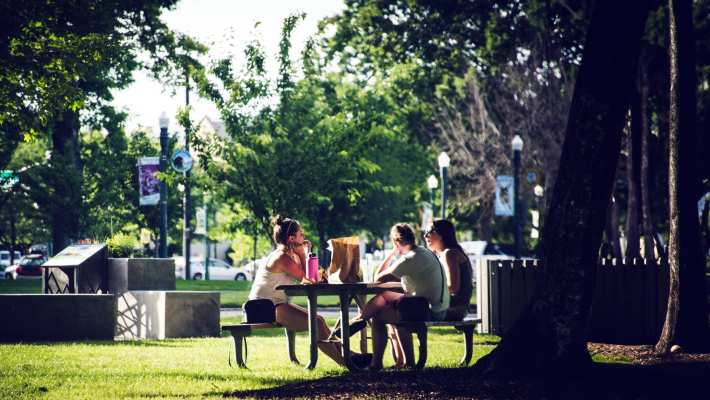 Mensen in park, plekken van verbinding