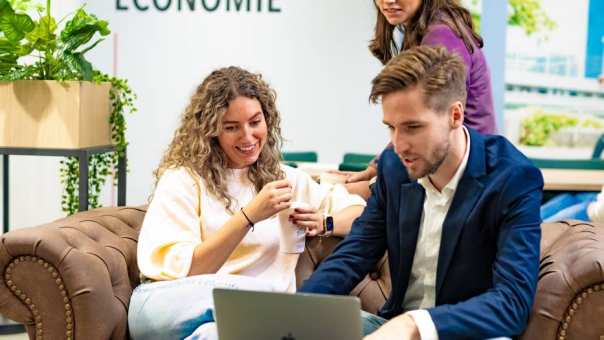 Studenten van de bachelor Commerciële Economie deeltijd, duaal in gesprek en samenwerken. 