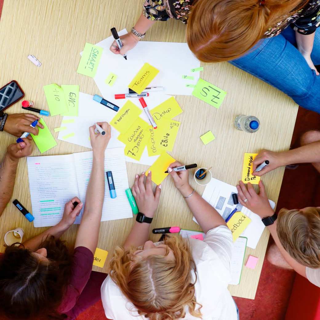 studenten man vrouw groep overleg werkoverleg interactie