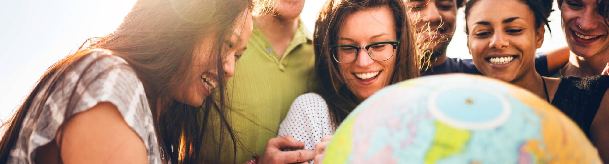 Social work International studenten rond wereldbol horizontaal