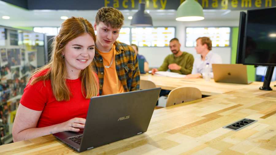 studenten van de opleiding Facility Management van de HAN achter de laptop