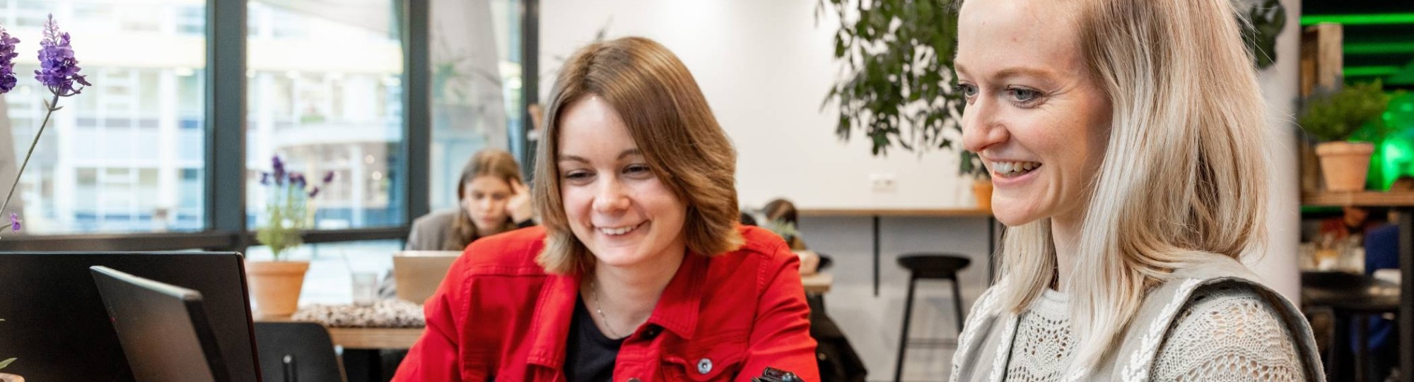 Studenten van Bedrijfskunde duaal in de pauze met koffie