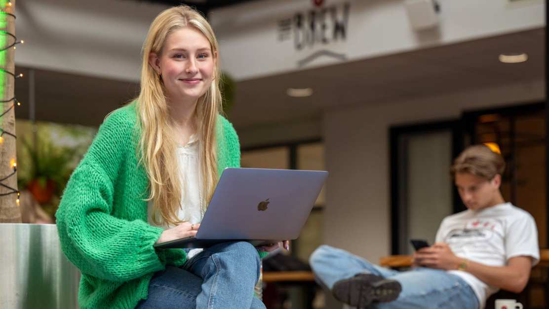 aanmelden hbo-opleiding student laptop