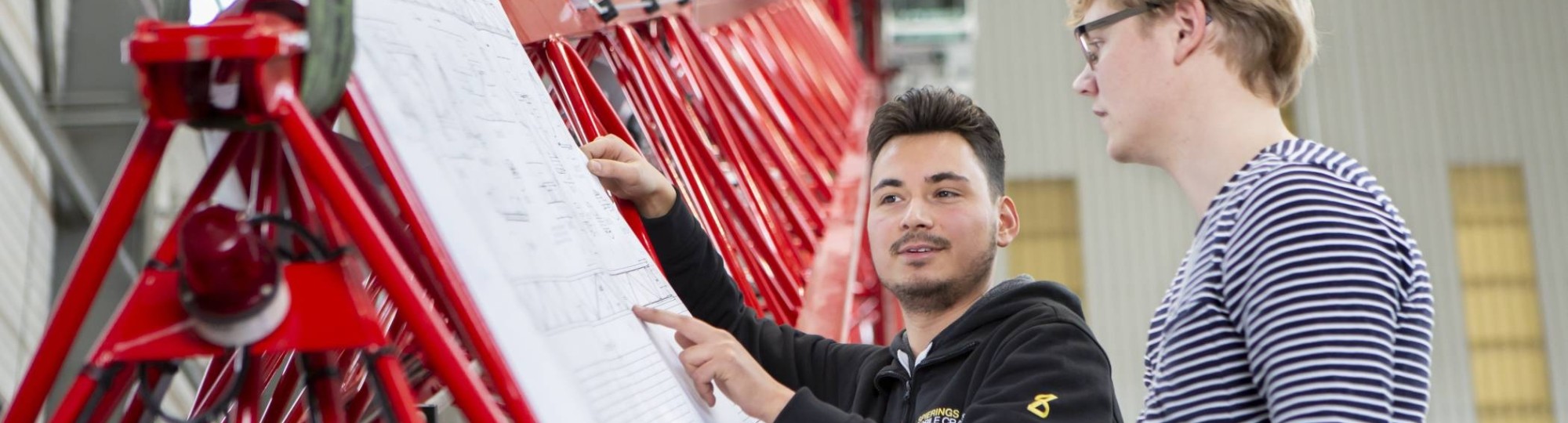 Rechtenvrije afbeelding van twee Werktuigbouwkunde studenten uit de techniekbeeldbank. Academie Engineering en Automotive. 