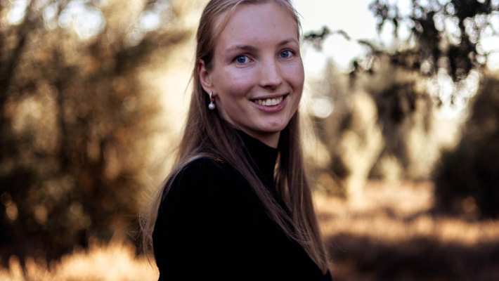 Foto van Myrthe die in de camera lacht