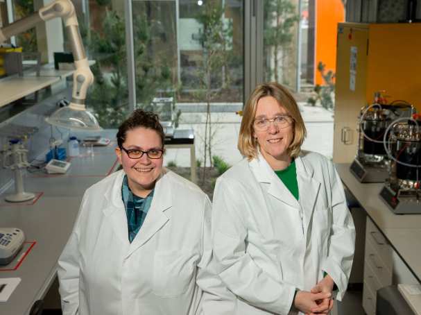 Anne Selten en Richele Wind in het nieuwe HAN BioCentre-lab in Connectr Arnhem