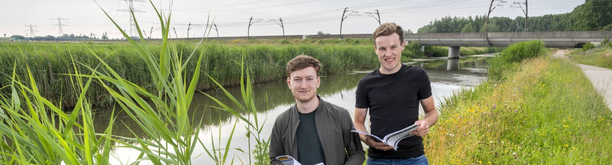 Jos te Hennepe en Teun Wopereis doen onderzoek naar een duurzame fietsbrug. Liggende foto