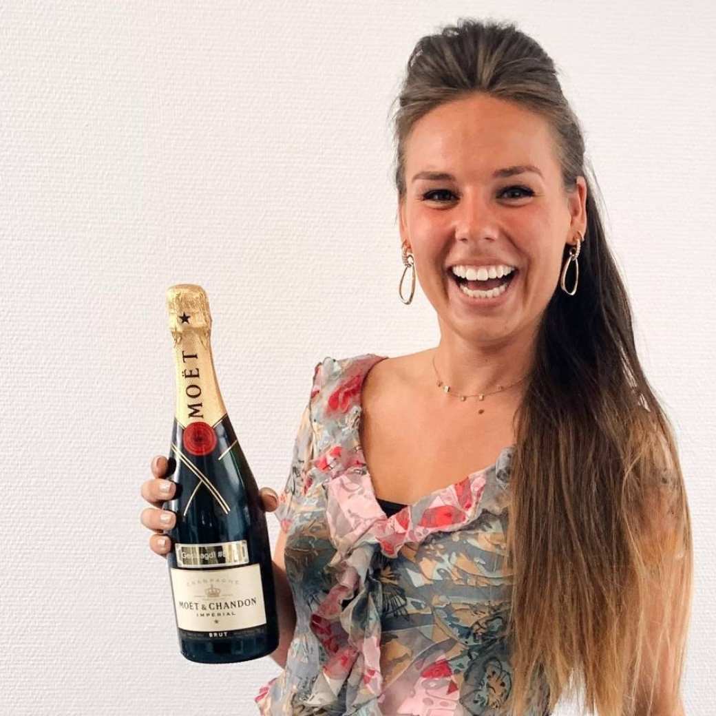 Geslaagde Vera van Dijk met champagne