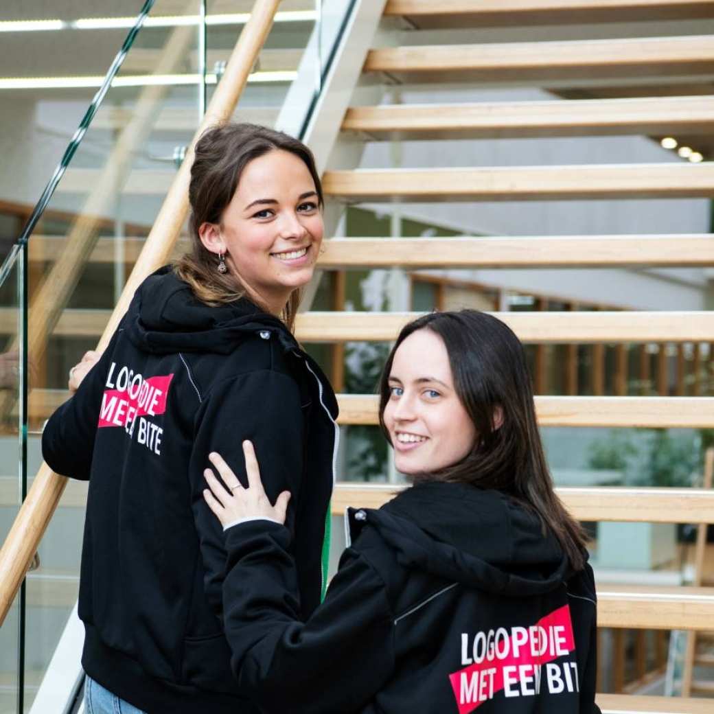 twee studenten logopedie lopen trap op in HAN gebouw