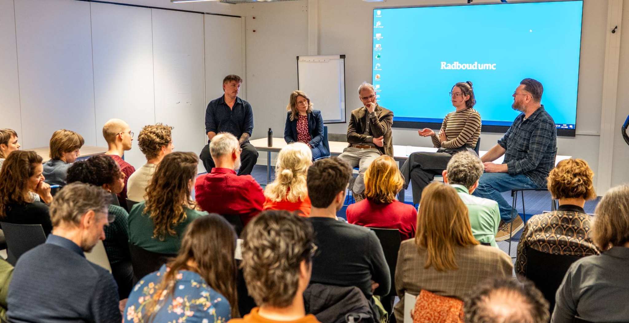 Sprekers en deelnemers gingen in gesprek tijdens de sessie: 'AI in het onderwijs'