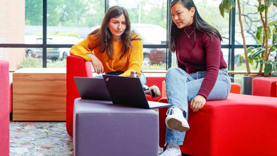 International Social Work studenten die enthousiast zijn over het voeren van persoonlijke gesprekken.