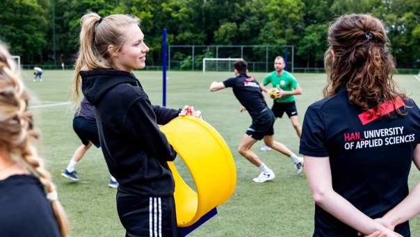 studenten alo deeltijd op sportveld Papendal