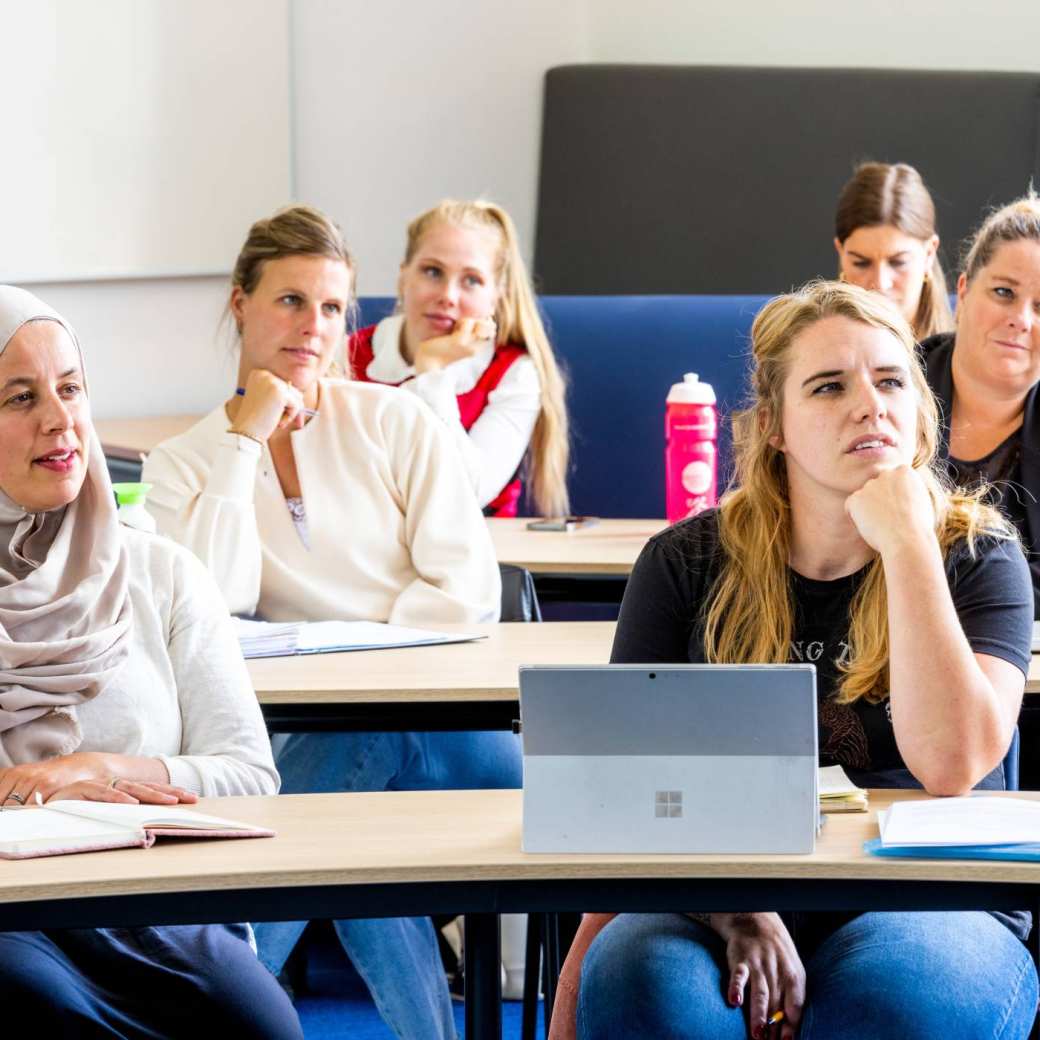 Studenten van de master pedagogiek volgen een les op de groenewoudseweg