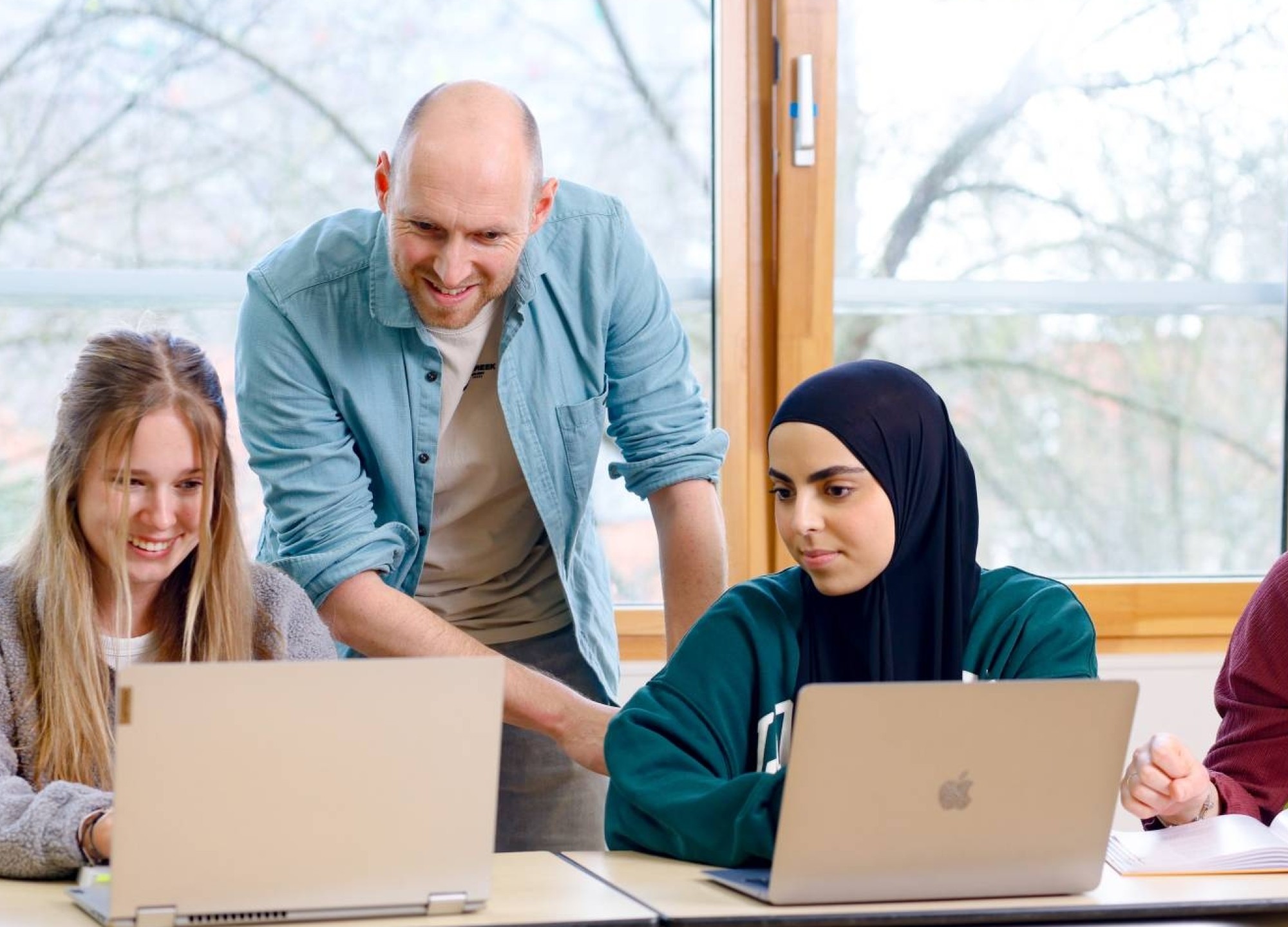 3 studenten in een klaslokaal bij de HAN.