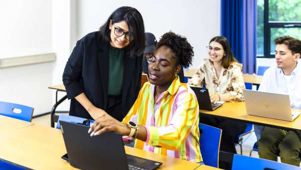 Student van de master Circular Economy krijgt hulp van een docent tijdens een les over de wereldwijde transitie naar een circulaire economie op de HAN-campus in Arnhem