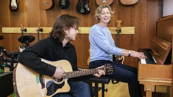 studenten muziektherapie met gitaar
