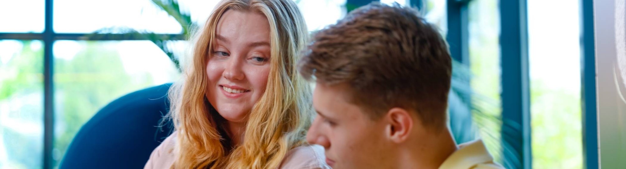 student man en vrouw overleg